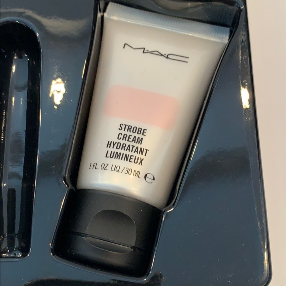 Mac Cosmetics - Picture 3 of 3